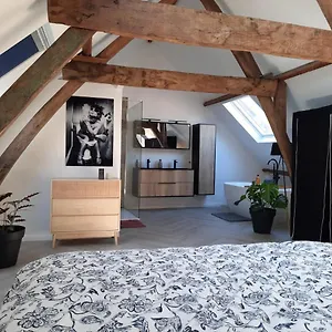  Apartment Center In Quiet Street & Airco